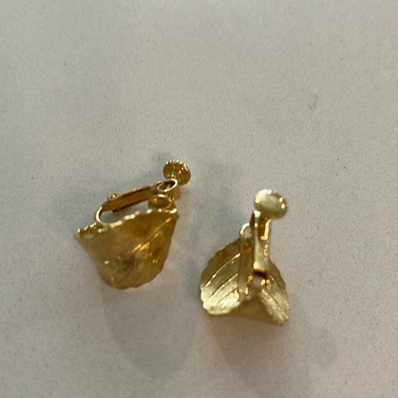 Vintage Signed Napier Gold Tone Leaf Screw Backs Earrings - Picture 1 of 3